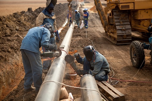 On-site photo of pipeline installation with IGGL workers and engineers performing safety checks